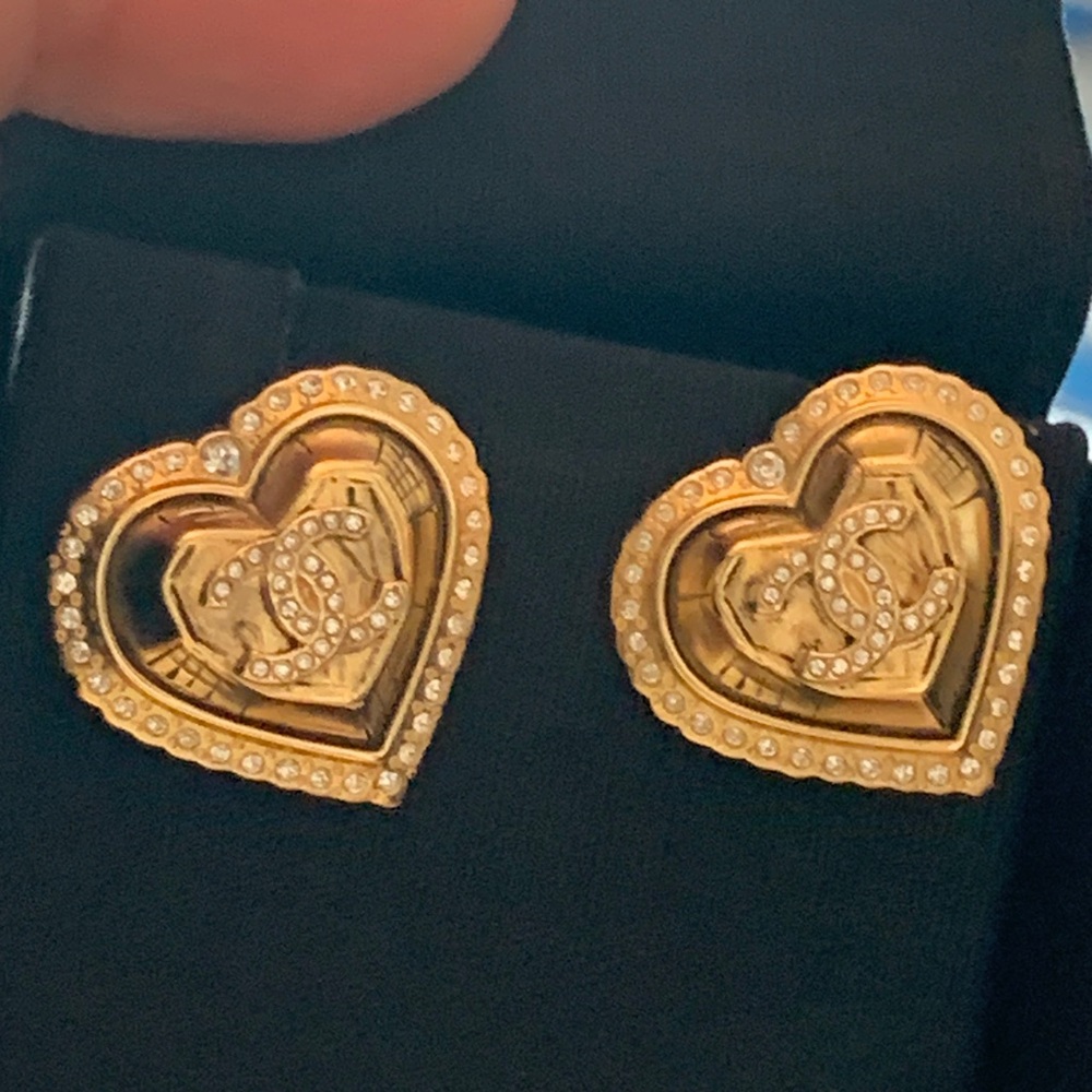 Absolutely stunning, authentic, limited edition, cc Chanel heart rare earrings.